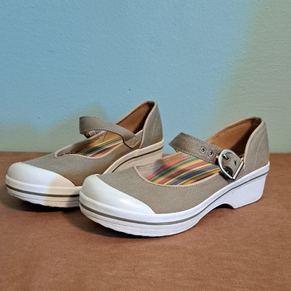 Dansko Vegan Canvas Rubber Sole Size 7 Tan Maryjane - Picture 1 of 9